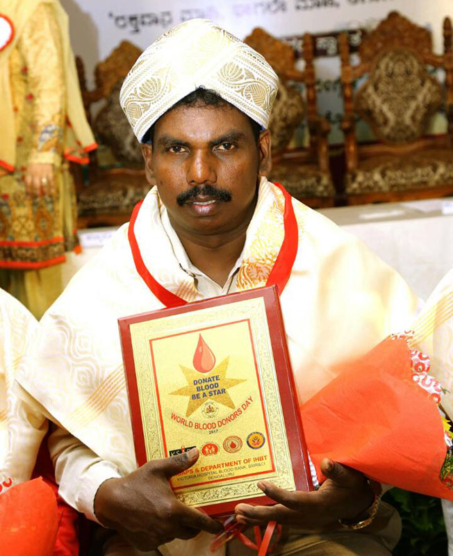 ರಕ್ತದಾನಿ ಮಂಜುನಾಥ್ಗೆ ರಾಜ್ಯ ಪ್ರಶಸ್ತಿ ರಕ್ತದಾನಿ ಮಂಜುನಾಥ್ಗೆ ರಾಜ್ಯ ಪ್ರಶಸ್ತಿ